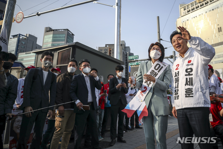 [서울=뉴시스] 정병혁 기자 = 오세훈 국민의힘 서울시장 후보와 이행자 국민의힘 관악구청장 후보가 19일 서울 관악구 서울대입구역에서 출근 인사를 하고 있다. 2022.05.19. jhope@newsis.com