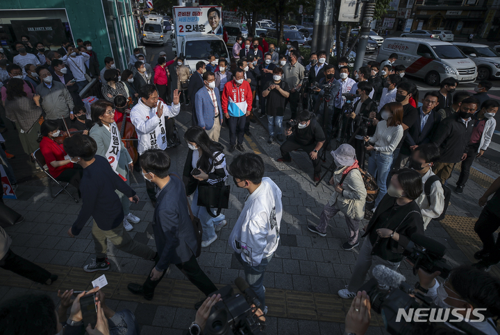 [서울=뉴시스] 정병혁 기자 = 오세훈 국민의힘 서울시장 후보와 이행자 국민의힘 관악구청장 후보가 19일 서울 관악구 서울대입구역에서 출근 인사를 하고 있다. 2022.05.19. jhope@newsis.com