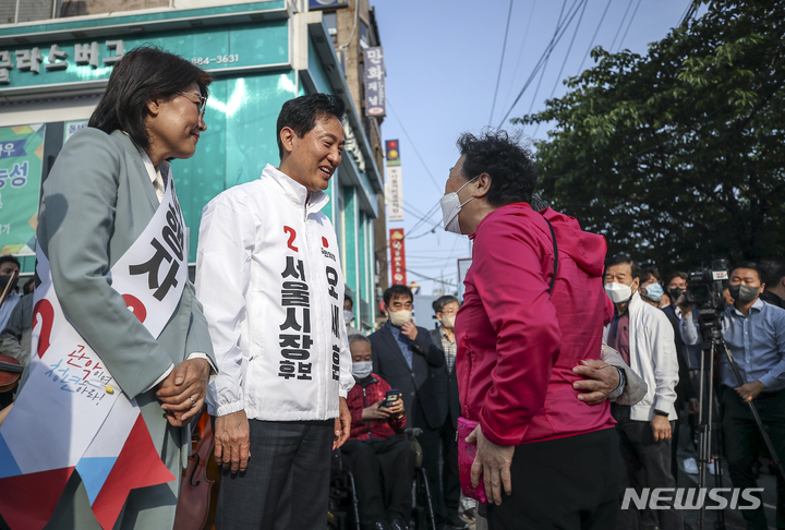 [서울=뉴시스] 정병혁 기자 = 오세훈 국민의힘 서울시장 후보와 이행자 국민의힘 관악구청장 후보가 19일 서울 관악구 서울대입구역에서 출근 인사를 하고 있다. 2022.05.19. jhope@newsis.com