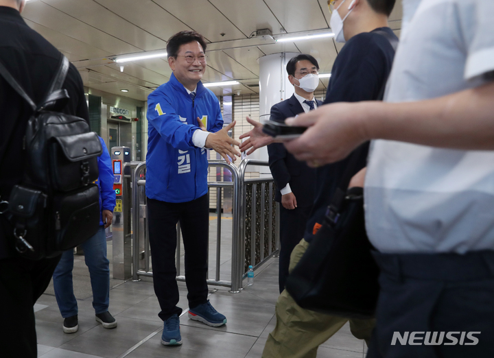 [서울=뉴시스] 고승민 기자 = 송영길 더불어민주당 서울시장 후보가 19일 서울 미아사거리역에서 시민 출근인사를 하고 있다. 2022.05.19. kkssmm99@newsis.com