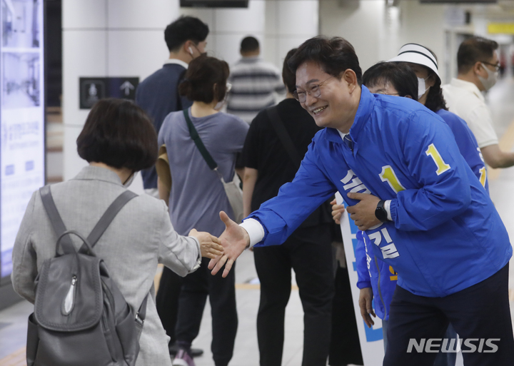 [서울=뉴시스] 고승민 기자 = 송영길 더불어민주당 서울시장 후보가 19일 서울 미아사거리역에서 시민 출근인사를 하고 있다. 2022.05.19. kkssmm99@newsis.com