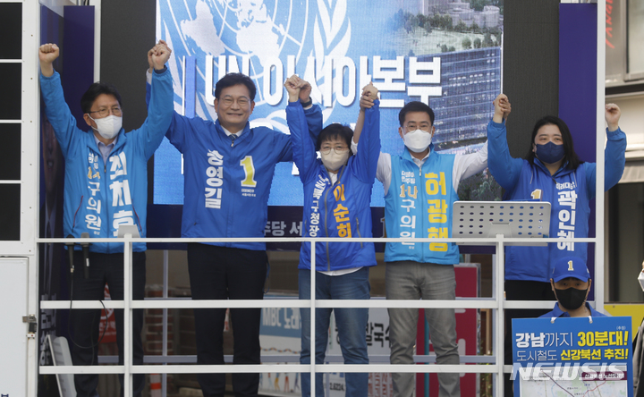 [서울=뉴시스] 고승민 기자 = 송영길 더불어민주당 서울시장 후보가 19일 서울 미아사거리역 인근 도로에서 유세하며 구청장, 구의원 후보들과 포즈를 취하고 있다. 2022.05.19. kkssmm99@newsis.com