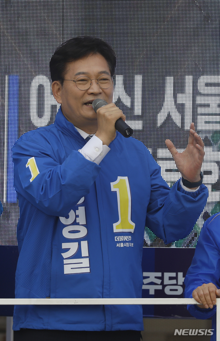 [서울=뉴시스] 고승민 기자 = 송영길 더불어민주당 서울시장 후보가 19일 서울 미아사거리역 인근 도로에서 차량유세를 하고 있다. 2022.05.19. kkssmm99@newsis.com