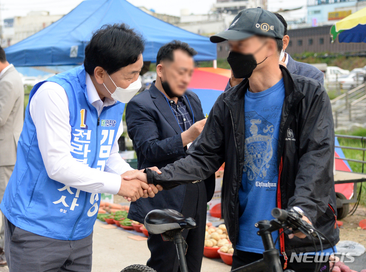 [전주=뉴시스] 김얼 기자 = 김관영 더불어민주당 전북도지사 후보가 19일 전북 전주시 남부시장 인근 도깨비시장을 찾아 유세활동을 하고 있다. 2022.05.19. pmkeul@newsis.com