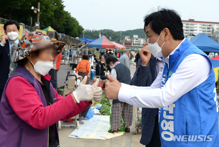 [전주=뉴시스] 김얼 기자 = 김관영 더불어민주당 전북도지사 후보가 19일 전북 전주시 남부시장 인근 도깨비시장을 찾아 유세활동을 하고 있다. 2022.05.19. pmkeul@newsis.com