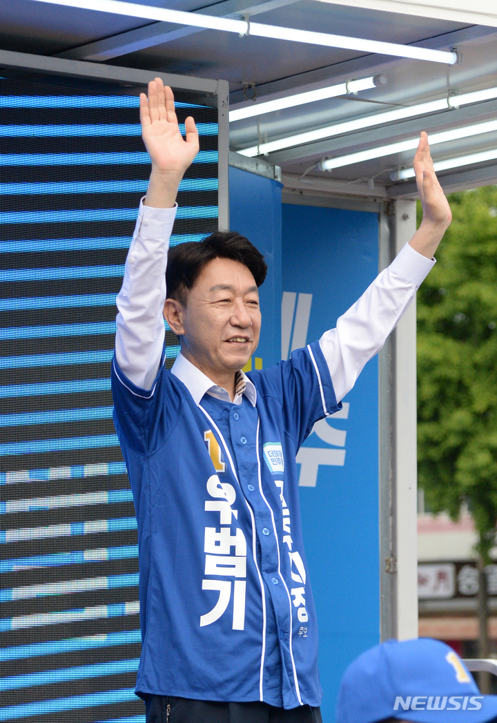 [전주=뉴시스] 김얼 기자 = 우범기 더불어민주당 전주시장 후보가 19일 전북 전주시 풍남문광장에서 유세활동을 하고 있다. 2022.05.19. pmkeul@newsis.com