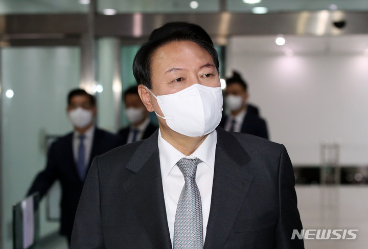 [서울=뉴시스] 홍효식 기자 = 윤석열 대통령이 19일 오전 서울 용산 대통령실 청사로 출근하고 있다. 2022.05.19. yesphoto@newsis.com
