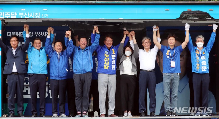 [부산=뉴시스] 하경민 기자 = 제8회 전국동시지방선거 공식 선거운동 첫날인 19일 오전 부산 연제구 부산시청 앞에서 더불어민주당 변성완 부산시장 후보가 선거운동 출정식을 열고 유세차량 위에서 선거캠프 관계자 등과 지지를 호소하며 인사하고 있다. 2022.05.19. yulnetphoto@newsis.com