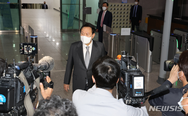 [서울=뉴시스] 전신 기자 = 윤석열 대통령이 19일 서울 용산 대통령실 청사로 출근하며 취재진 질문을 받고 있다. (대통령실통신사진기자단) 2022.05.19. photo1006@newsis.com