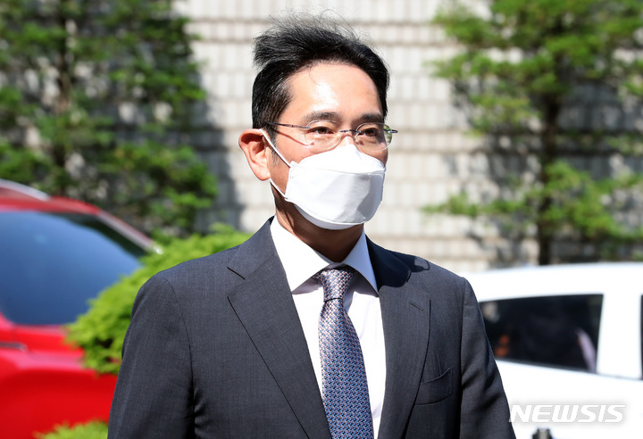 [서울=뉴시스] 이영환 기자 = 삼성 부당합병 의혹으로 재판을 받고 있는 이재용 삼성전자 부회장이 19일 오전 서울 서초구 서울중앙지방법원에서 열린 46차 공판에 출석하고 있다. 2022.05.19. 20hwan@newsis.com
