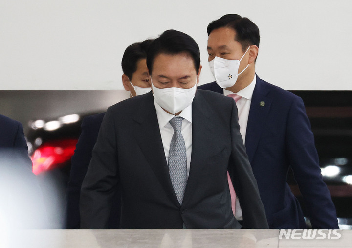 [서울=뉴시스] 전신 기자 = 윤석열 대통령이 19일 서울 용산 대통령실 청사로 출근하고 있다. (대통령실통신사진기자단) 2022.05.19. photo1006@newsis.com