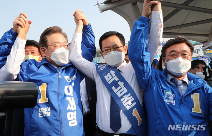 [서울=뉴시스] 국회사진기자단 = 이재명 더불어민주당 총괄선대위원장 등 지도부가 19일 인천 계양역 광장에서 열린 더불어민주당 인천 선대위 출정식에 참석해 손을 맞잡고 인사하고 있다. 왼쪽부터 이재명 총괄선대위원장, 박남춘 인천시장 후보, 윤호중 공동비대위원장. 2022.05.19. photo@newsis.com