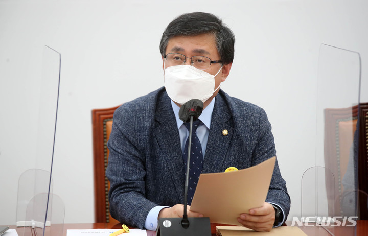 [서울=뉴시스] 김선웅 기자 = 김성환 더불어민주당 정책위의장이 19일 서울 여의도 국회에서 열린 당 정책조정회의에서 발언하고 있다. 2022.05.19. mangusta@newsis.com