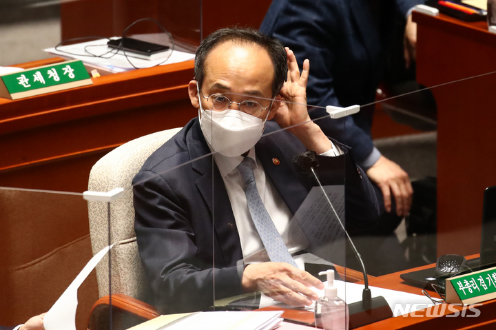 [서울=뉴시스] 고범준 기자 = 추경호 경제부총리겸 기획재정부 장관이 19일 국회에서 열린 예산결산특별위원회에 참석해 있다. (공동취재사진) 2022.05.19. photo@newsis.com