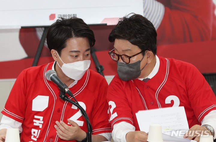 [인천=뉴시스] 국회사진기자단 = 국민의힘 이준석 상임선대위원장과 권성동 공동선대위원장이 19일 오전 인천 미추홀구 유정복 국민의힘 인천시장 후보 선거사무소에서 열린 '제8회 전국동시지방선거 중앙선거대책위원회 인천 현장회의'에서 대화를 나누고 있다. 2022.05.19. photo@newsis.com
