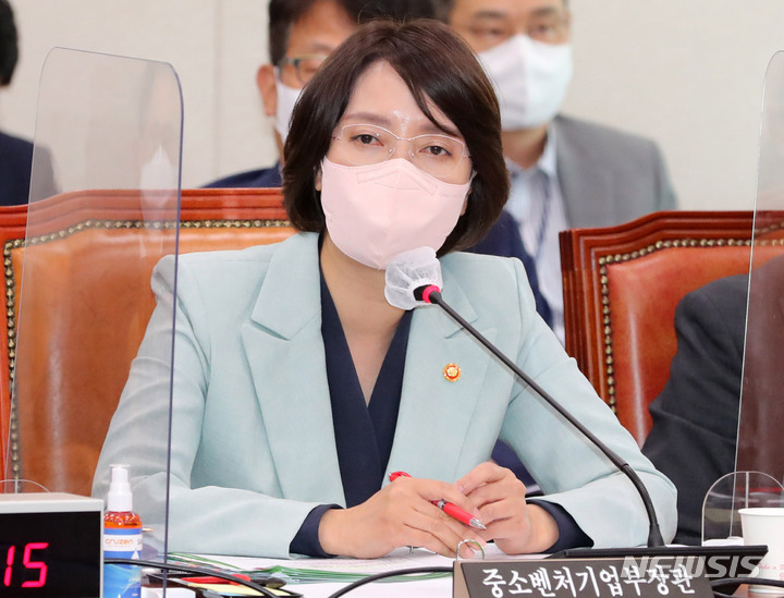 [서울=뉴시스] 김선웅 기자 = 이영 중소벤처기업부 장관이 19일 서울 여의도 국회에서 열린 산업통상자원중소벤처기업위원회 전체회의에서 의원들의 질의에 답하고 있다. (공동취재사진) 2022.05.19. photo@newsis.com