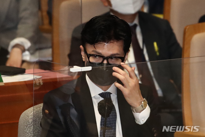 [서울=뉴시스] 김선웅 기자 = 한동훈 법무부 장관이 19일 국회에서 열린 예산결산특별위원회에 참석해 안경을 고쳐쓰고 있다. (공동취재사진) 2022.05.19. photo@newsis.com