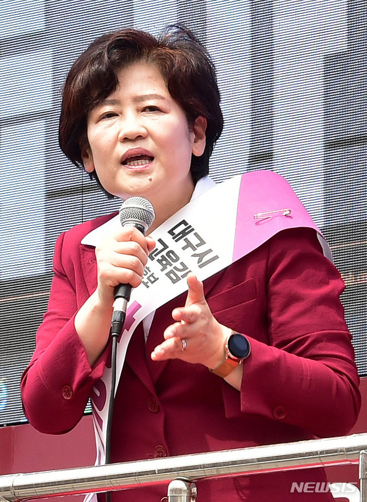 [대구=뉴시스] 이무열 기자 = 강은희 대구시교육감 후보가 6·1 지방선거 공식 선거운동 첫날인 19일 오후 대구 중구 서문시장에서 시민들에게 지지를 호소하고 있다. 2022.05.19. lmy@newsis.com