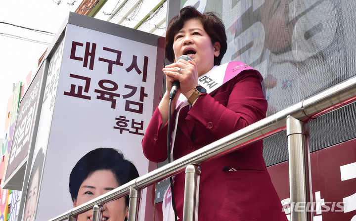 [대구=뉴시스] 이무열 기자 = 강은희 대구시교육감 후보가 6·1 지방선거 공식 선거운동 첫날인 19일 오후 대구 중구 서문시장에서 시민들에게 지지를 호소하고 있다. 2022.05.19. lmy@newsis.com