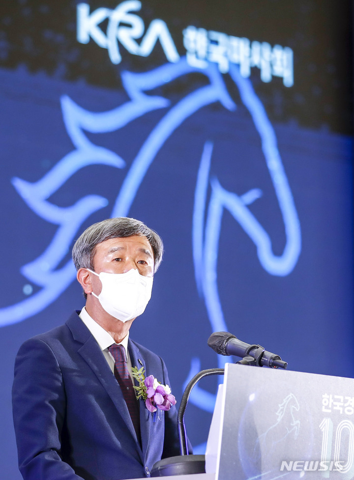 [과천=뉴시스] 정병혁 기자 = 정기환 한국마사회 회장을 비롯한 참석자들이 19일 경기 과천시 한국마사회 럭키빌에서 열린 한국경마 100년 기념식에서 기념사를 하고 있다. 2022.05.19. jhope@newsis.com