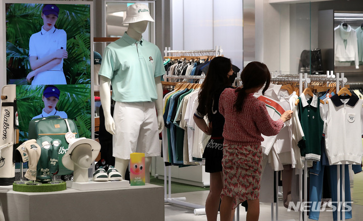 [서울=뉴시스] 백동현 기자 = 19일 오후 서울 시내 한 백화점에서 시민들이 골프웨어를 둘러보고 있다. 2022.05.19. livertrent@newsis.com