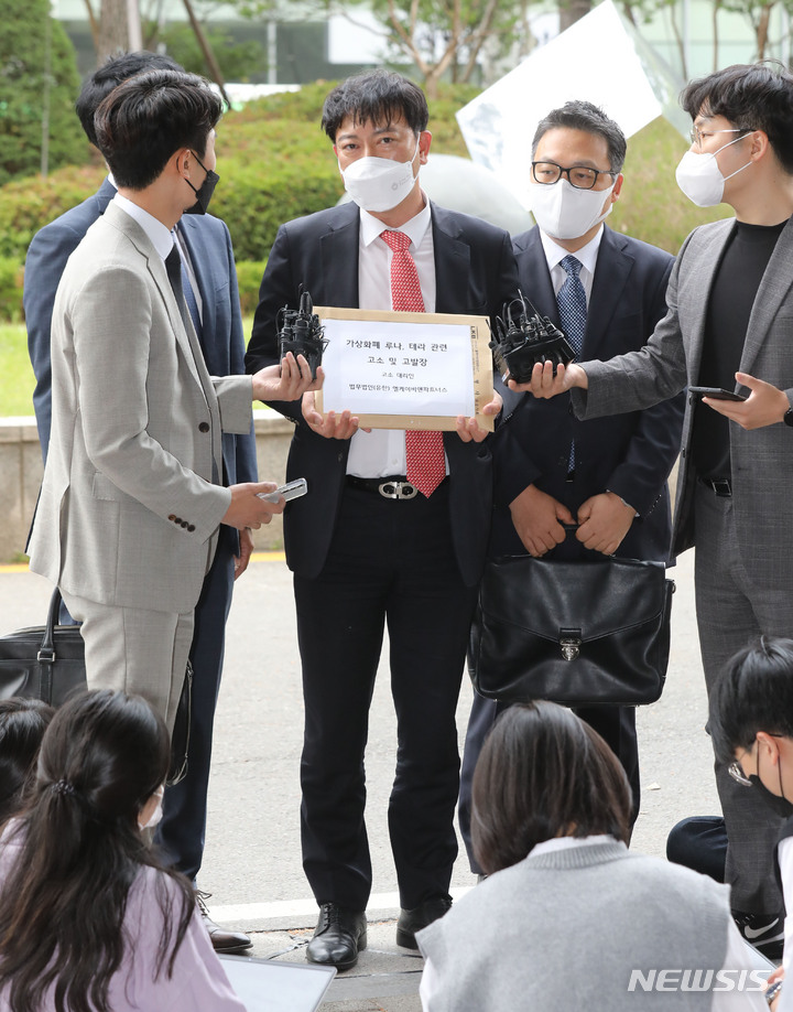 [서울=뉴시스] 조수정 기자 = 한국산 가상화폐 루나코인 및 테라코인 피해자들을 대리해 19일 오후 엘케이비앤파트너스 김종복(가운데) 변호사가 서울 양천구 서울남부지방검찰청에서 테라폼랩스와 테라폼랩스 대표 및 테라폼랩스의 공동창업자 등 3명을 금융·증권범죄 합동수사단에 고소·고발장을 제출하기 앞서 취재진 질문에 답하고 있다. 2022.05.19. chocrystal@newsis.com