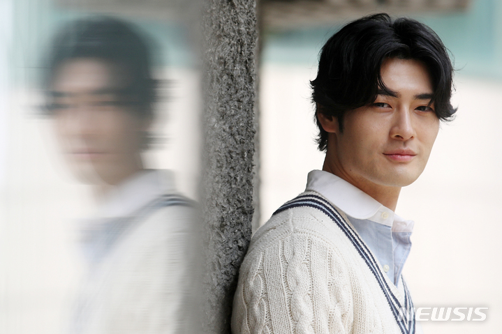 [서울=뉴시스] 조성우 기자 = JTBC 수목드라마 '그린마더스클럽' 배우 최광록(로이)이 지난 19일 서울 강남 한 카페에서 뉴시스와 인터뷰에 앞서 포즈를 취하고 있다. 2022.05.27. xconfind@newsis.com