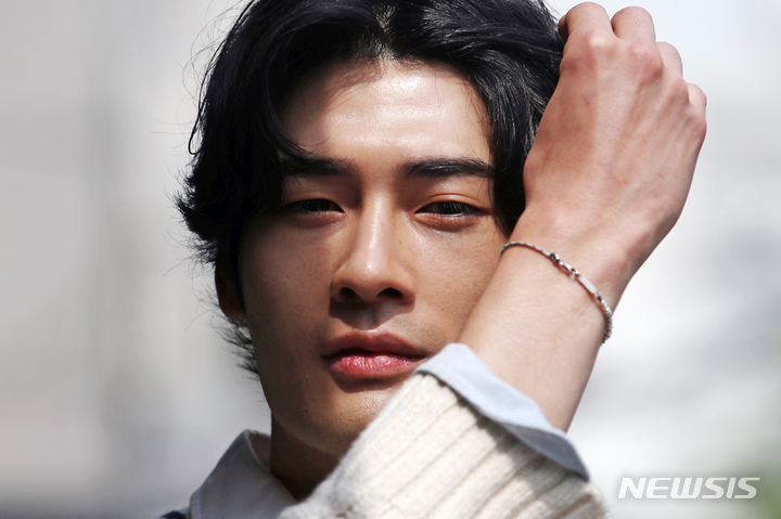 [서울=뉴시스] 조성우 기자 = JTBC 수목드라마 '그린마더스클럽' 배우 최광록(로이)이 지난 19일 서울 강남 한 카페에서 뉴시스와 인터뷰에 앞서 포즈를 취하고 있다. 2022.05.27. xconfind@newsis.com