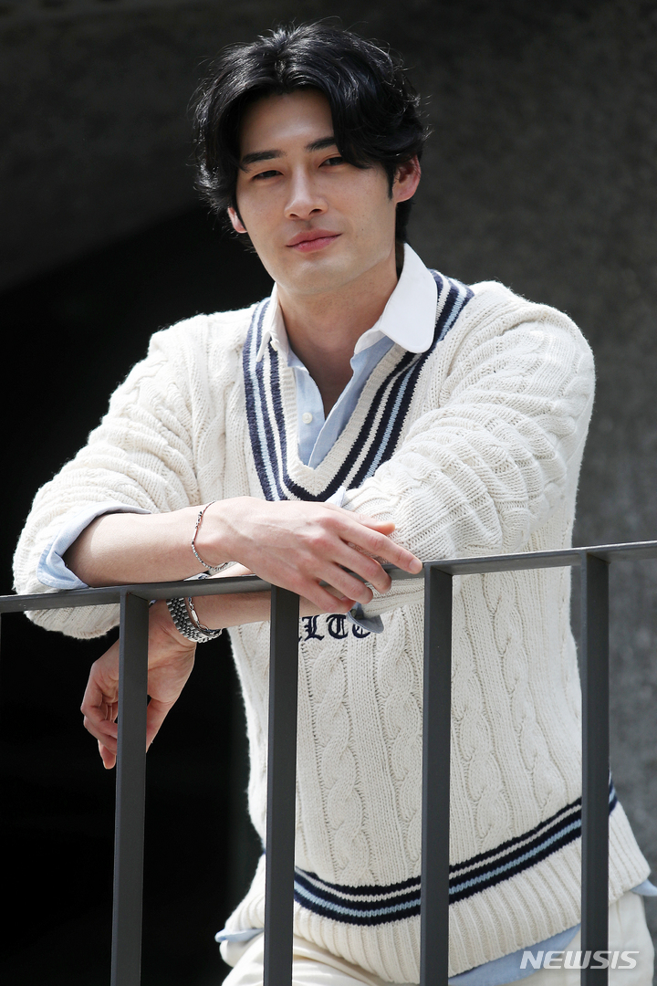 [서울=뉴시스] 조성우 기자 = JTBC 수목드라마 '그린마더스클럽' 배우 최광록(로이)이 지난 19일 서울 강남 한 카페에서 뉴시스와 인터뷰에 앞서 포즈를 취하고 있다. 2022.05.27. xconfind@newsis.com