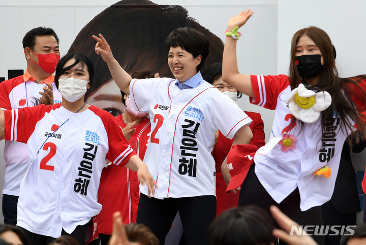 [수원=뉴시스] 국회사진기자단 = 김은혜 국민의힘 경기도지사 후보가 19일 경기도 수원시 팔달문시장 앞에서 후보 출정식을 열고 선거유세 노래에 맞춰 춤을 추고 있다. 2022.05.19. photo@newsis.com