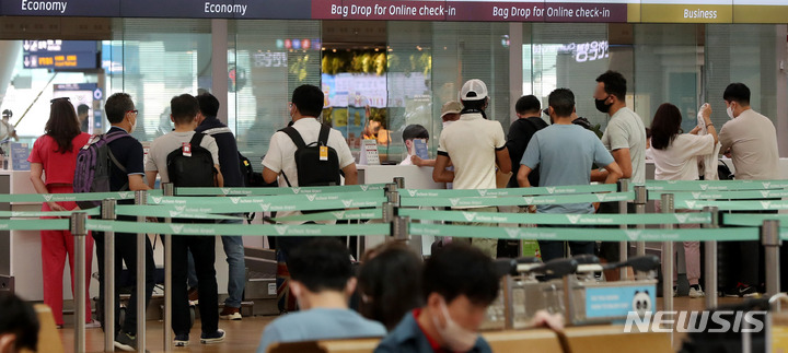 [인천공항=뉴시스] 추상철 기자 = 19일 오후 인천국제공항 발권창구가 국내외 이용객으로 붐비고 있다. 2022.05.19. scchoo@newsis.com