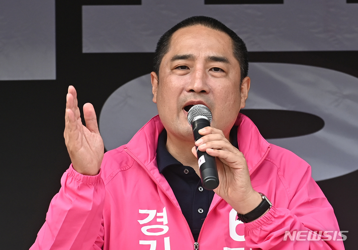 [수원=뉴시스] 김종택기자 = 강용석 무소속 경기도지사 후보가 19일 오후 경기도 수원시 팔달구 지동시장에서 시민들에게 지지를 호소하고 있다. 2022.05.19. jtk@newsis.com