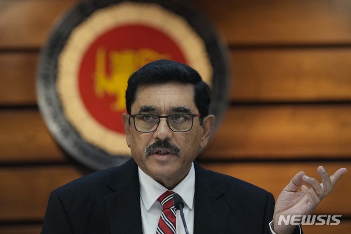 [콜롬보=AP/뉴시스] 난달랄 위라싱게 스리랑카 중앙은행 총재가 19일(현지시간) 콜롬보에서 기자회견하고 있다. 스리랑카는 중국이 주도하는 '일대일로' 사업에 참여해 많은 차관을 빌려 항만과 사회간접자본(SOC)을 개발했으나 차관을 갚기 힘들게 돼 자국의 항구 운영권을 중국 국영기업에 99년 동안 넘겨줬다. 그러나 끝내 차관을 갚지 못하고 디폴트(채무불이행) 선언을 했다. 2022.05.19