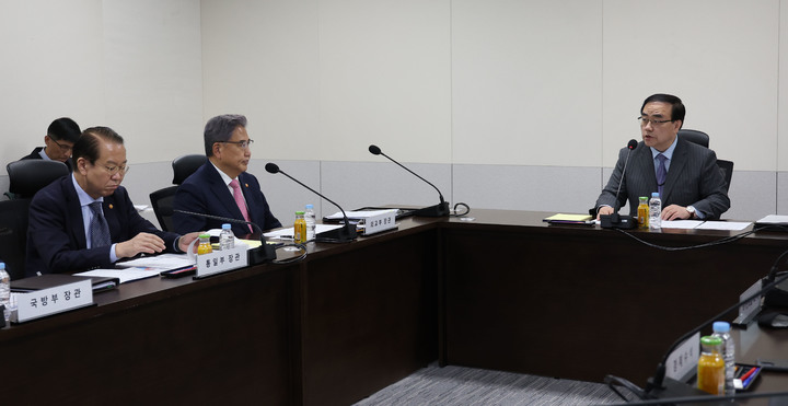 [서울=뉴시스] 김성한(오른쪽) 국가안보실장이 19일 오후 서울 용산 대통령실 청사에서 새 정부 출범 후 첫 국가안전보장회의(NSC) 상임위원회 회의를 주재하고 있다. (사진=대통령실 제공) 2022.05.19. photo@newsis.com *재판매 및 DB 금지