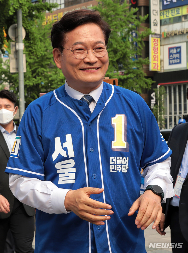 [서울=뉴시스] 최진석 기자 = 송영길 더불어민주당 서울시장 후보가 19일 서울 노원역 인근에서 집중 유세에 나서며 시민들과 인사를 나누고 있다. (공동취재사진) photo@newsis.com