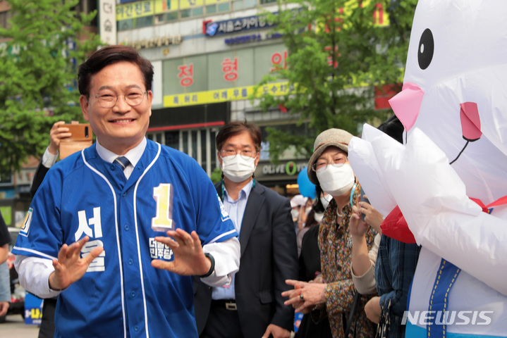 [서울=뉴시스] 최진석 기자 = 송영길 더불어민주당 서울시장 후보가 19일 서울 노원역 인근에서 집중 유세에 나서며 시민들과 인사를 나누고 있다. (공동취재사진) photo@newsis.com