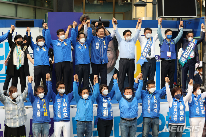 [서울=뉴시스] 최진석 기자 = 송영길(뒷줄 왼쪽 다섯번째) 더불어민주당 서울시장 후보가 19일 서울 노원역 인근에서 열린 집중유세에서 박홍근(뒷줄 왼쪽 네번째) 원내대표 및 당 지도부와 오승록 노원구청장 후보를 비롯한 후보자들과 함께 선거 승리를 다짐하고 있다. (공동취재사진) photo@newsis.com