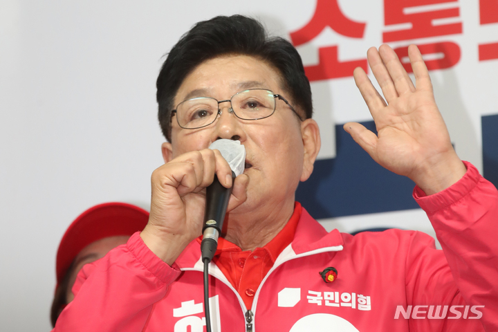 [제주=뉴시스] 우장호 기자 = 허향진 국민의힘 제주지사 후보가 19일 오후 제주시청 인근 거리에서 공식 선거운동 출정식을 열어 지지를 호소하고 있다. 2022.05.19. woo1223@newsis.com