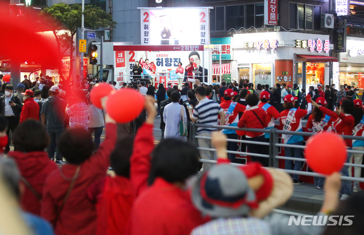 [제주=뉴시스] 우장호 기자 = 허향진 국민의힘 제주지사 후보가 19일 오후 제주시청 인근 거리에서 공식 선거운동 출정식을 열어 지지를 호소하고 있다. 2022.05.19. woo1223@newsis.com