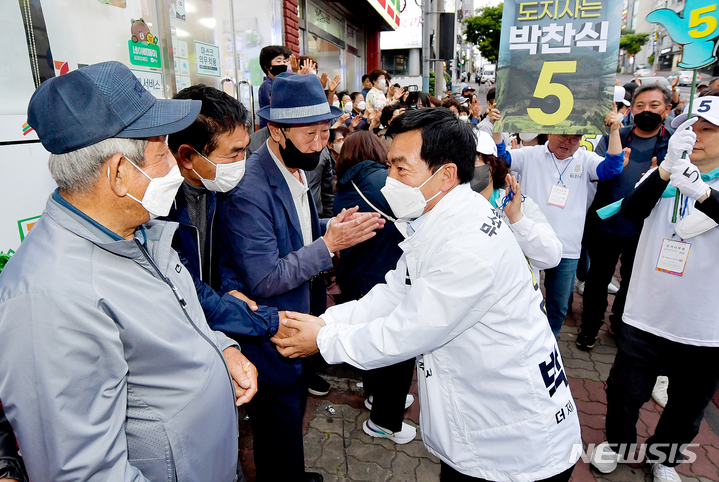 [제주=뉴시스] 우장호 기자 = 박찬식 무소속 제주지사 후보가 19일 오후 제주시청 인근 거리에서 열린 출정식에 앞서 지지자들과 악수하며 인사하고 있다. 2022.05.19. woo1223@newsis.com