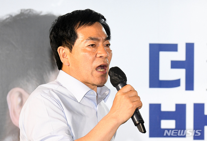 [제주=뉴시스] 우장호 기자 = 박찬식 무소속 제주지사 후보가 19일 오후 제주시청 인근 거리에서 공식 선거운동 출정식을 열어 지지를 호소하고 있다. 2022.05.19. woo1223@newsis.com