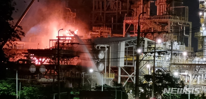 [울산=뉴시스] 배병수 기자 = 19일 오후 울산 울주군 에쓰오일 울산공장에 화재가 발생, 불길이 치솟고 있다 2022.05.19. bbs@newsis.com