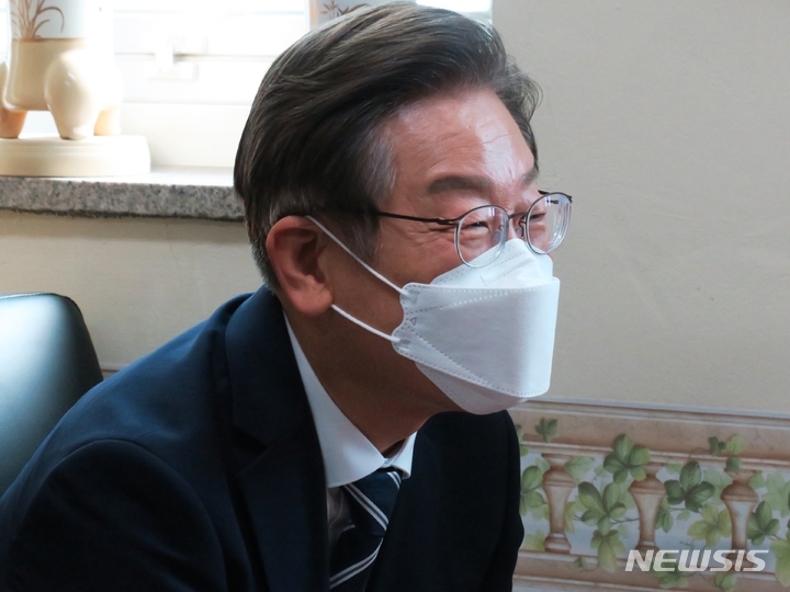 [인천=뉴시스] 김동영 기자 = 지난 20일 오전 인천 계양구 구립 동양노인문화센터를 방문한 더불어민주당 이재명 계양을 국회의원 후보 겸 총괄선대위원장이 사단법인 행복나눔 강기선 대표이사와 대화를 나누고 있다. 2022.05.20. dy0121@newsis.com 