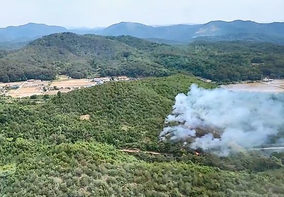 [포항=뉴시스] 이바름 기자 = 20일 오전 9시16분 경북 포항시 북구 송라면 지경리 산 4 일원에서 산불이 발생했다.(사진=산림청 제공) 2022.05.20. photo@newsis.com *재판매 및 DB 금지