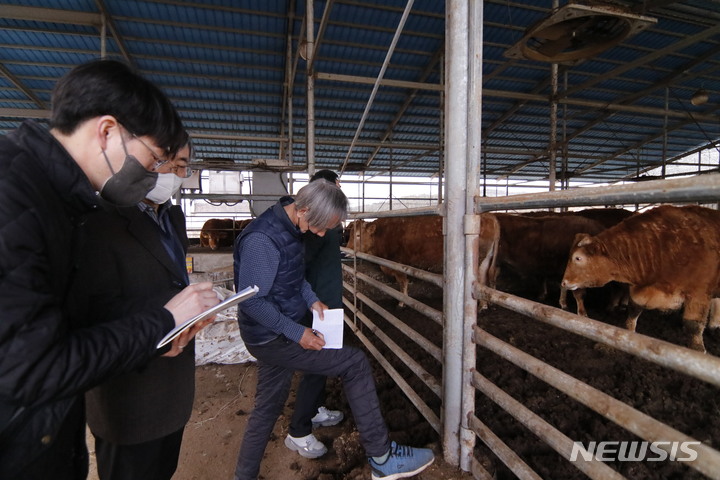[전주=뉴시스]윤난슬 기자 = 전북대 연구진 현장 연구 모습.(사진=전북대 제공)