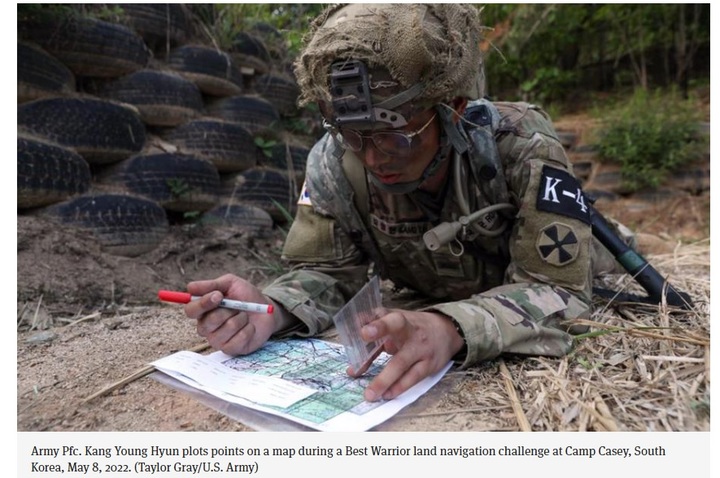 [서울=뉴시스] 카투사 베스트 워리어 대회 참가한 데이식스 영케이. 2022.05.20. (사진=성조지 누리집 갈무리) *재판매 및 DB 금지