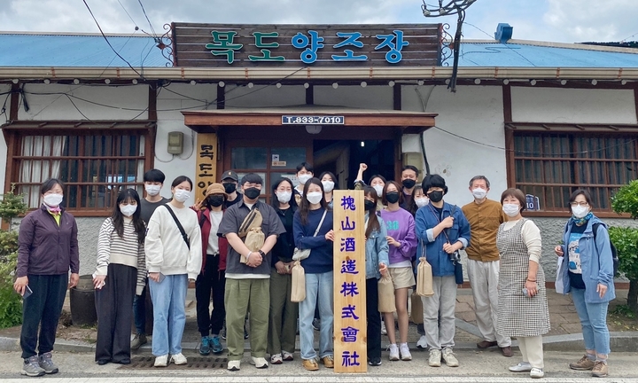 [괴산=뉴시스] 목도양조장 찾은 버스투어 관광객들. (사진=괴산군 제공) photo@newsis.com  *재판매 및 DB 금지