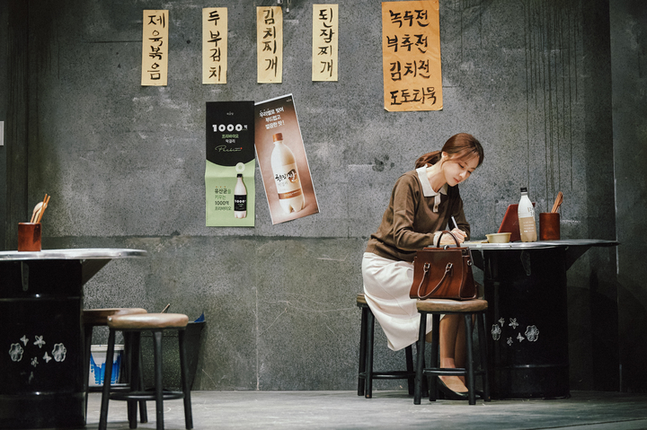 [서울=뉴시스]연극 '돌아온다'에서 '여선생' 역을 맡은 홍은희 공연 사진. (사진=더블케이엔터테인먼트 제공) 2022.05.21. photo@newsis.com&nbsp; *재판매 및 DB 금지