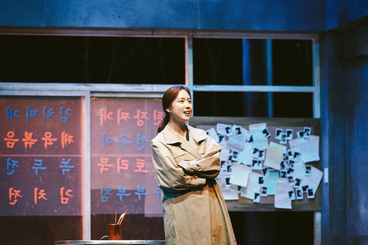 [서울=뉴시스]연극 '돌아온다'에서 '여선생' 역을 맡은 홍은희 공연 사진. (사진=더블케이엔터테인먼트 제공) 2022.05.21. photo@newsis.com&nbsp; *재판매 및 DB 금지