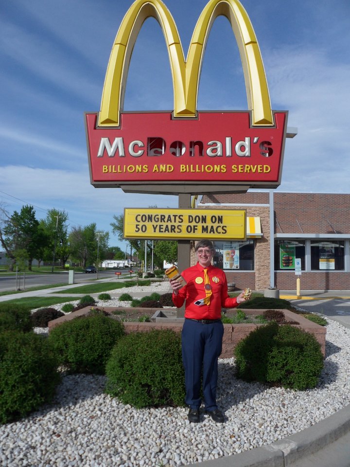 [서울=뉴시스] 지난 17일(현지시간) 미국 위스콘신주 퐁 뒤 라크에 사는 돈 고르스키가 자신의 이름이 쓰인 단골 맥도널드 가게 앞에 서 있다. (사진=기네스 세계 기록 트위터 갈무리) 2022.05.20. *재판매 및 DB 금지